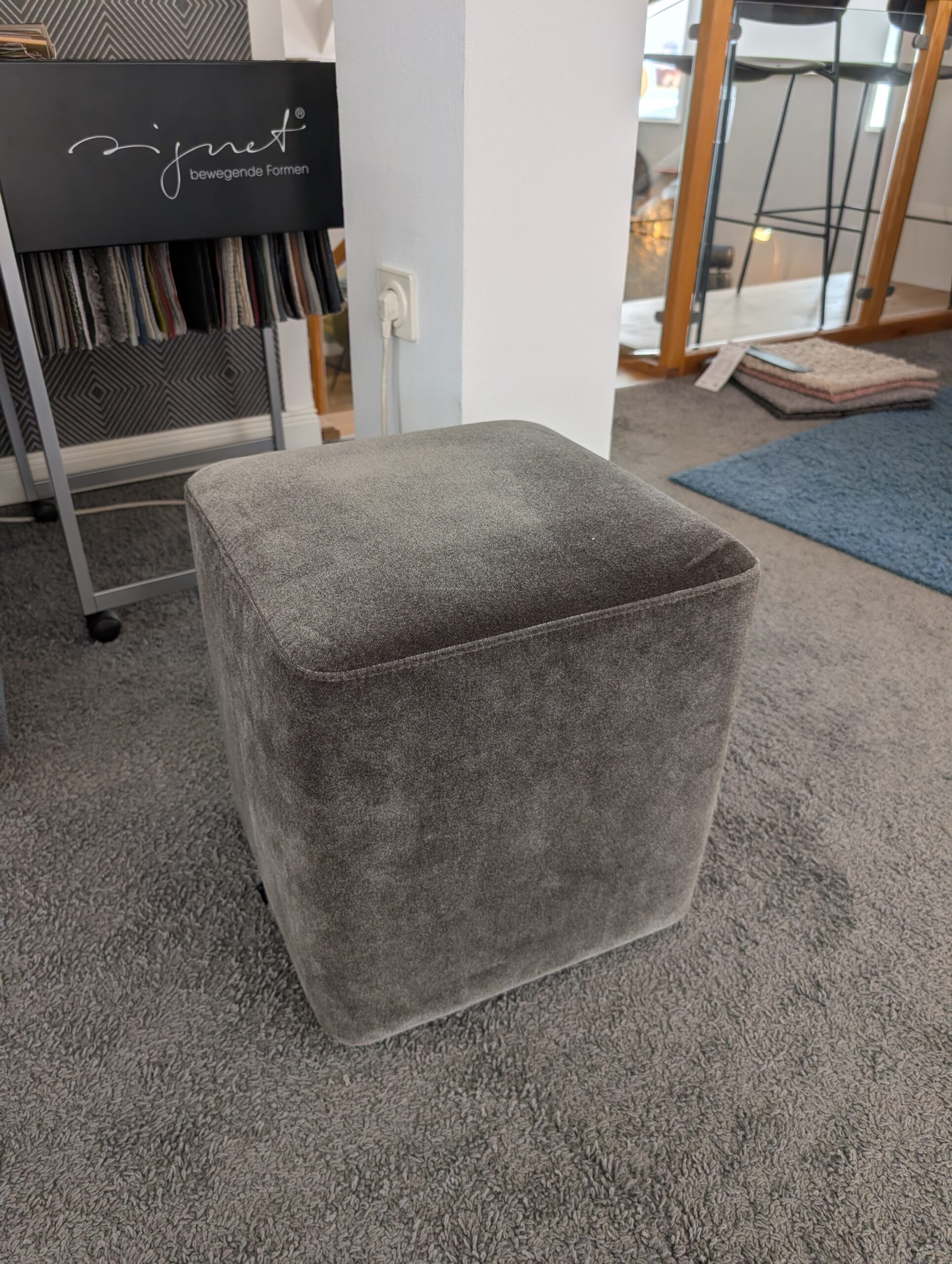 Signet Hocker Bono mit Tablett – Bild 3